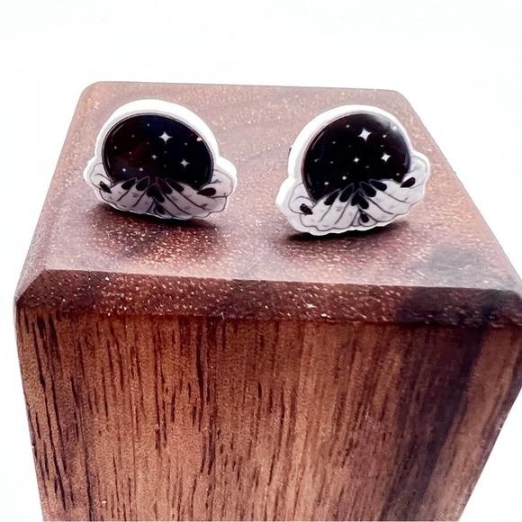 Night Goddess, tarot, hands and stars stud earrings. Small. - Picture 11 of 12
